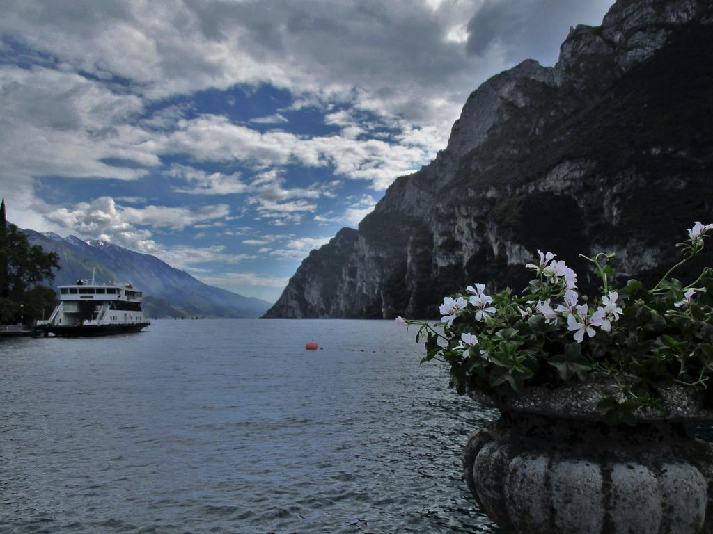 La Piazzetta Di Canale B&B テンノ エクステリア 写真